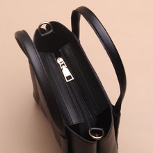 Load image into Gallery viewer, Molly Sling Bag Black
