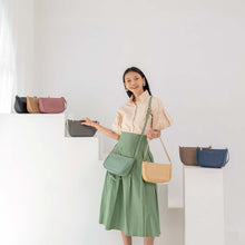 Load image into Gallery viewer, Britten Sling Bag Taupe
